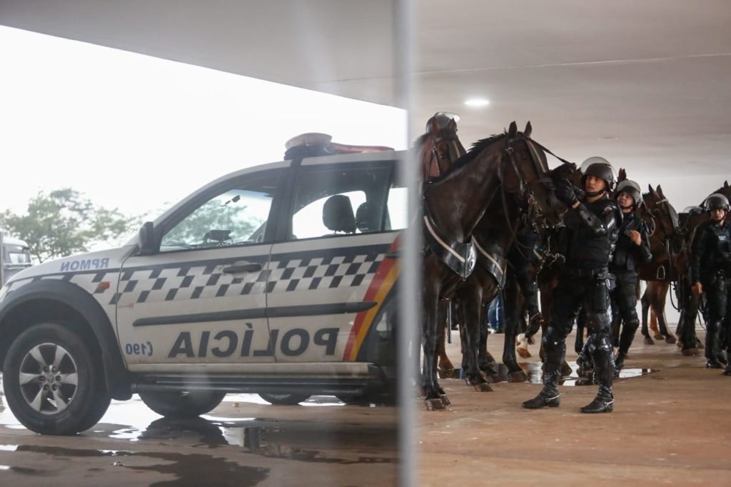 Forças de segurança do Distrito Federal montam esquema de proteção da Esplanada dos Ministérios, postados perto do Museu Nacional para manifestações bolsonaristas. Na imagem, diversos veículos aparecem estacionados no local bem como a cavalaria - Metrópoles