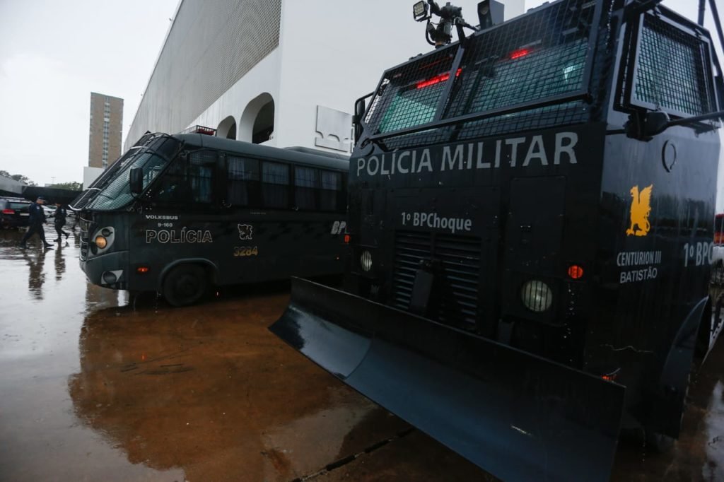 Forças de segurança do Distrito Federal montam esquema de proteção da Esplanada dos Ministérios, postados perto do Museu Nacional para manifestações bolsonaristas. Na imagem, diversos veículos aparecem estacionados no local - Metrópoles