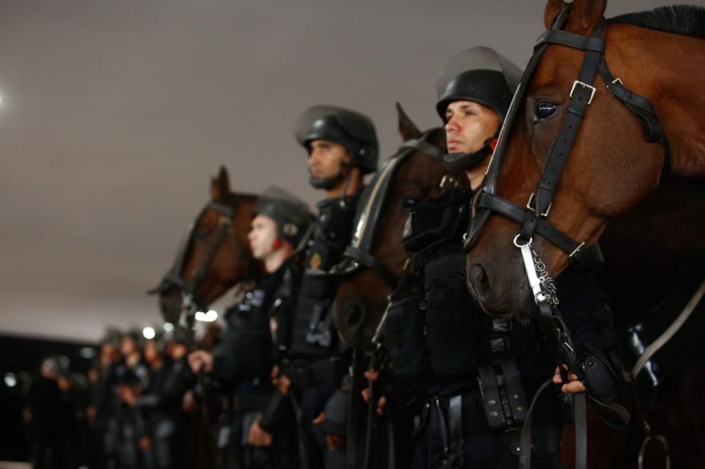 Forças de segurança do Distrito Federal montam esquema de proteção da Esplanada dos Ministérios, postados perto do Museu Nacional para manifestações bolsonaristas. Na imagem, agentes da cavalaria aguardam no local - Metrópoles