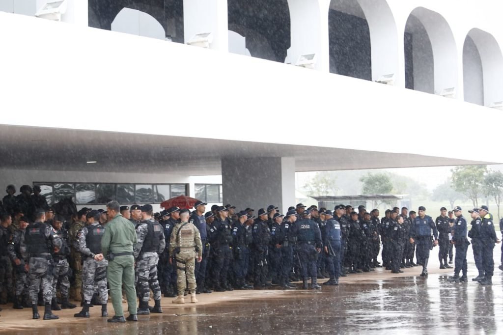 Forças de segurança do Distrito Federal montam esquema de proteção da Esplanada dos Ministérios, postados perto do Museu Nacional para manifestações bolsonaristas. Na imagem, agentes ficam de prontidão no local - Metrópoles