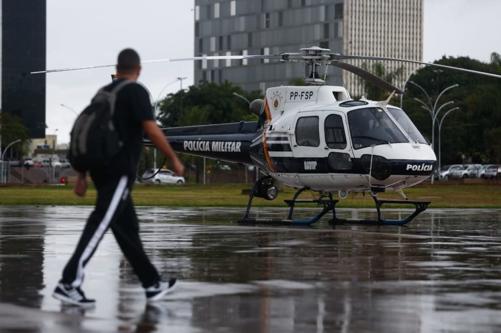 Forças de segurança do Distrito Federal montam esquema de proteção da Esplanada dos Ministérios, postados perto do Museu Nacional para manifestações bolsonaristas. Na imagem, helicóptero aparece pousado no local - Metrópoles