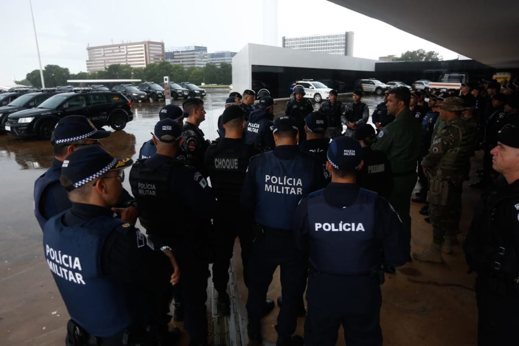 Forças de segurança do Distrito Federal montam esquema de proteção da Esplanada dos Ministérios, postados perto do Museu Nacional para manifestações bolsonaristas. Na imagem, agentes ficam de prontidão no local - Metrópoles