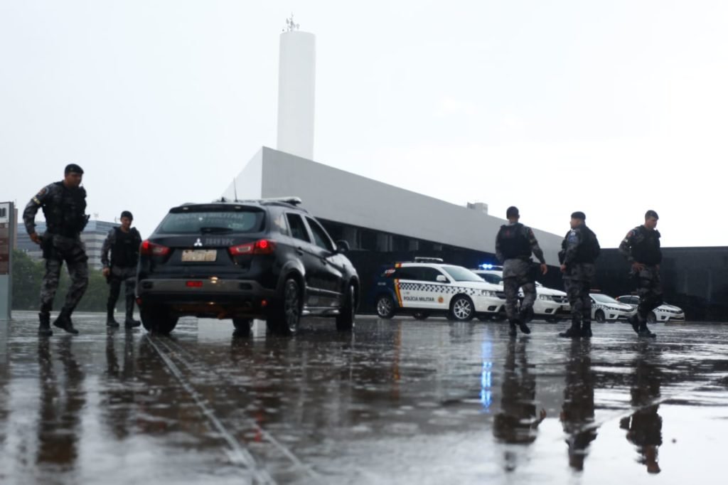 Forças de segurança do Distrito Federal montam esquema de proteção da Esplanada dos Ministérios, postados perto do Museu Nacional para manifestações bolsonaristas. Na imagem, diversos veículos aparecem estacionados no local - Metrópoles