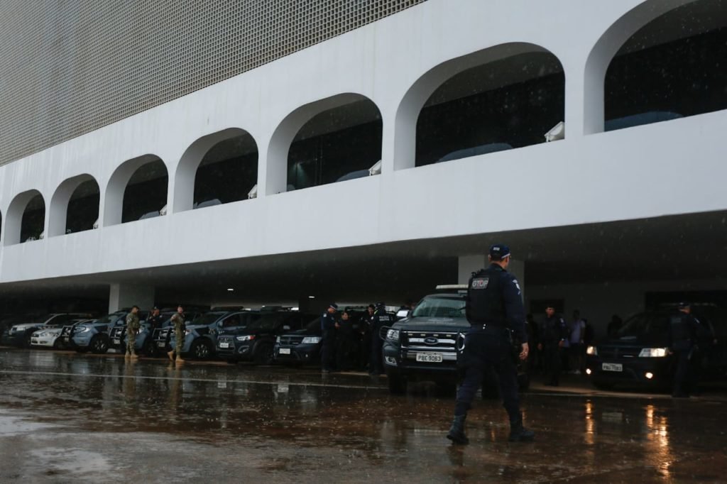Forças de segurança do Distrito Federal montam esquema de proteção da Esplanada dos Ministérios, postados perto do Museu Nacional para manifestações bolsonaristas. Na imagem, diversos veículos aparecem estacionados no local - Metrópoles