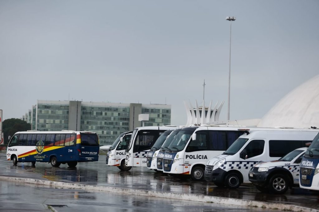 Forças de segurança do Distrito Federal montam esquema de proteção da Esplanada dos Ministérios, postados perto do Museu Nacional para manifestações bolsonaristas. Na imagem, diversos veículos aparecem estacionados no local - Metrópoles