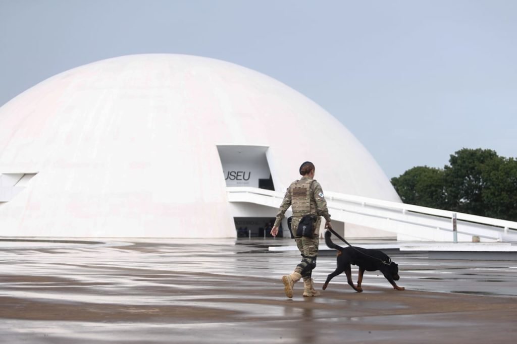 Forças de segurança do Distrito Federal montam esquema de proteção da Esplanada dos Ministérios, postados perto do Museu Nacional para manifestações bolsonaristas. Na imagem, agente anda com cachorro - Metrópoles