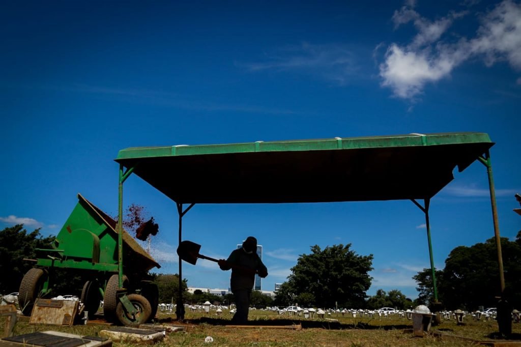 cemitério enterro vítimas de covid coronavirus pandemia brasilia