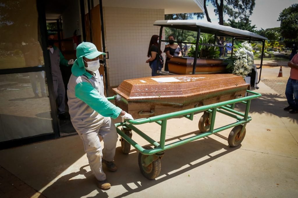 cemitério enterro vítimas de covid coronavirus pandemia brasilia