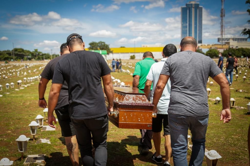 cemitério enterro vítimas de covid coronavirus pandemia brasilia