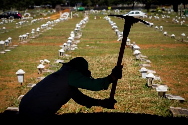 cemitério enterro vítimas de covid coronavirus pandemia brasilia