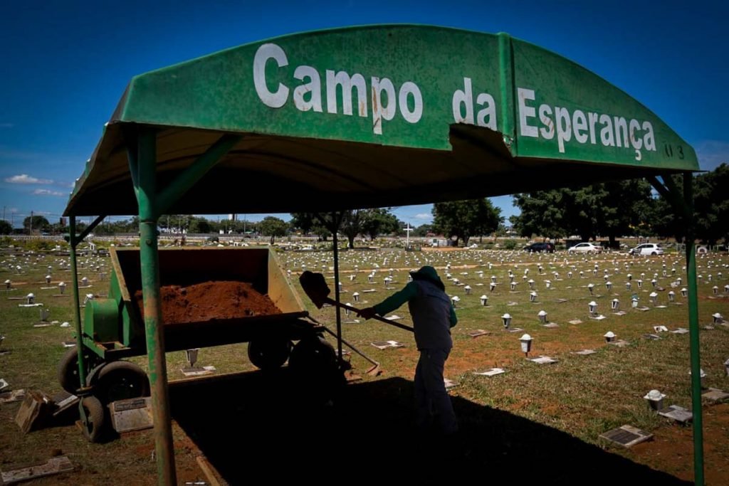 cemitério enterro vítimas de covid coronavirus pandemia brasilia