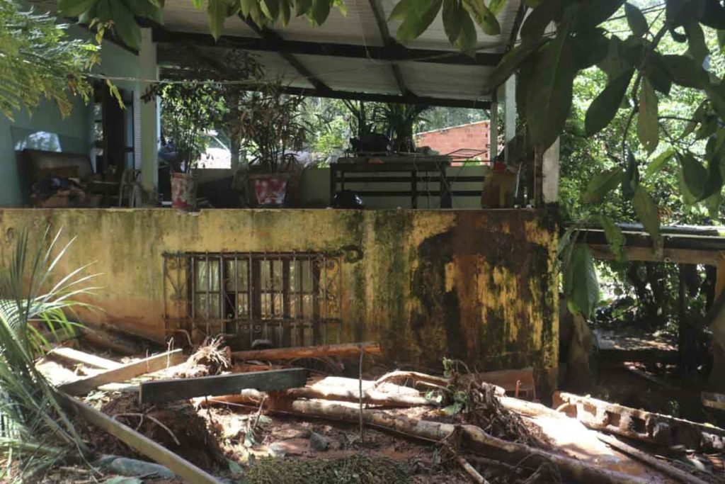 imagem colorida de casa soterrada após fortes chuvas no Litoral Norte de SP - Metrópoles