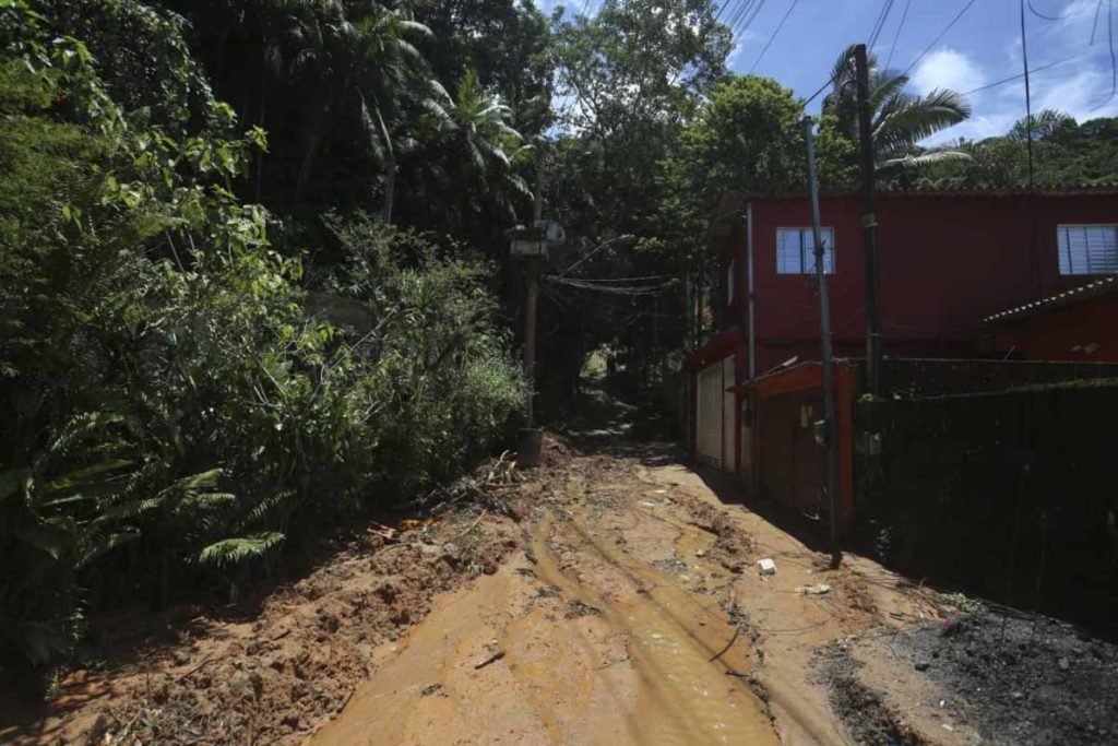 imagem colorida de rua com muita lama após fortes chuvas no Litoral Norte de SP - Metrópoles