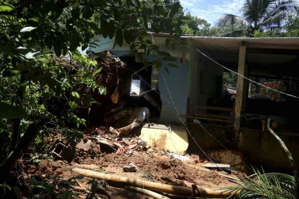 imagem colorida de casa soterrada após fortes chuvas no Litoral Norte de SP - Metrópoles