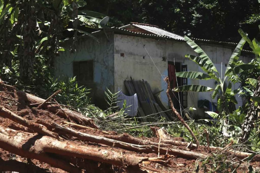 imagem colorida de casa soterrada após fortes chuvas no Litoral Norte de SP - Metrópoles