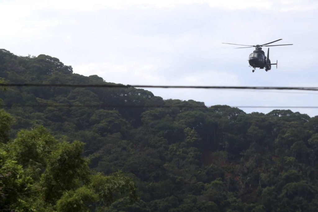 Helicóptero do Exército sobrevoa os estragos no bairro de Juquehy - metrópoles