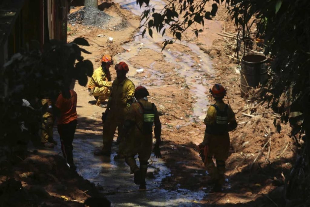 Imagem colorida mostra bombeiros atuando em buscas após fortes chuvas no Litoral Norte de SP - Metrópoles