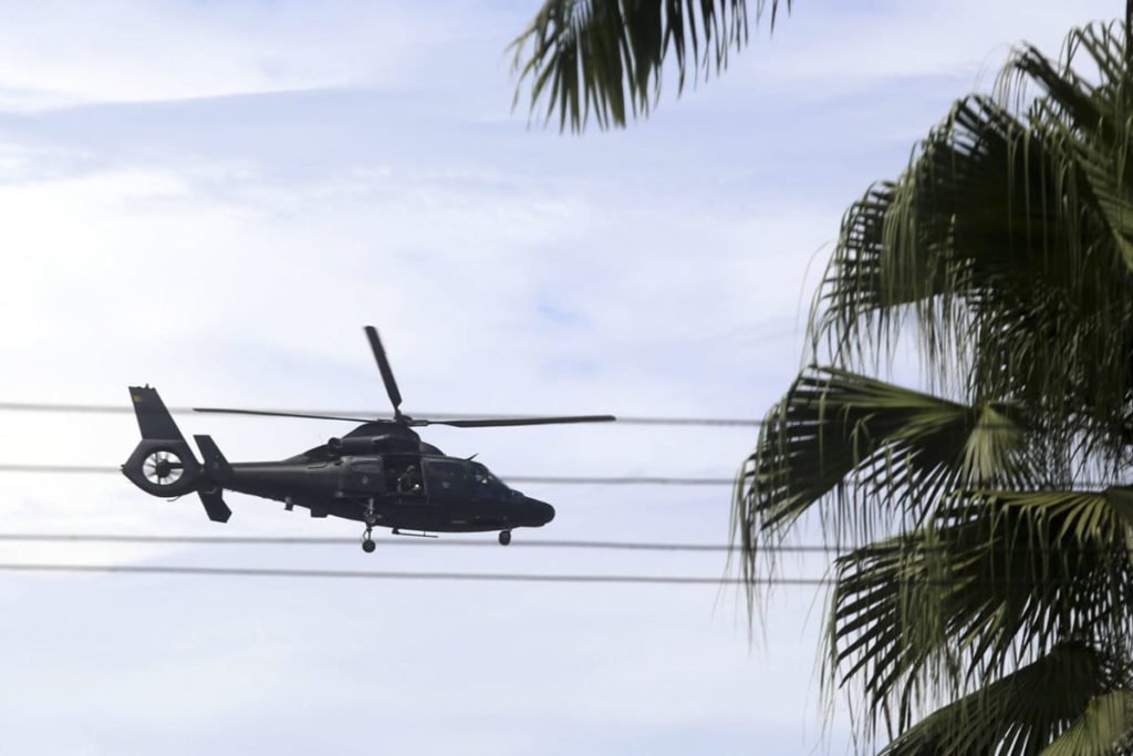 Helicóptero do Exército sobrevoa os estragos no bairro de Juquehy - metrópoles