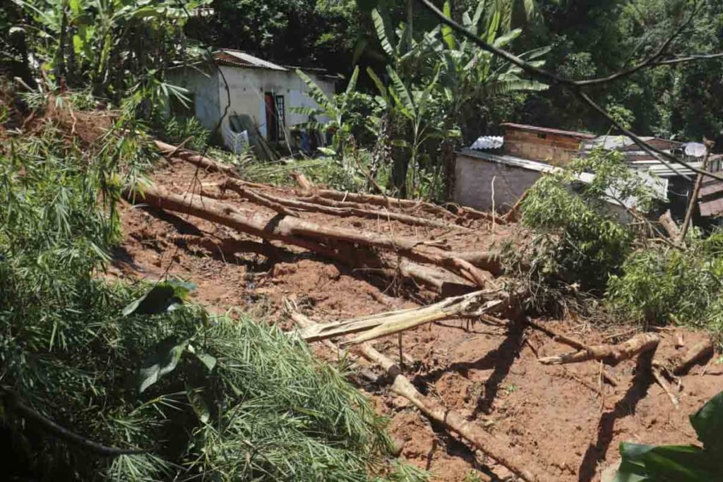 imagem colorida de casa soterrada após fortes chuvas no Litoral Norte de SP - Metrópoles