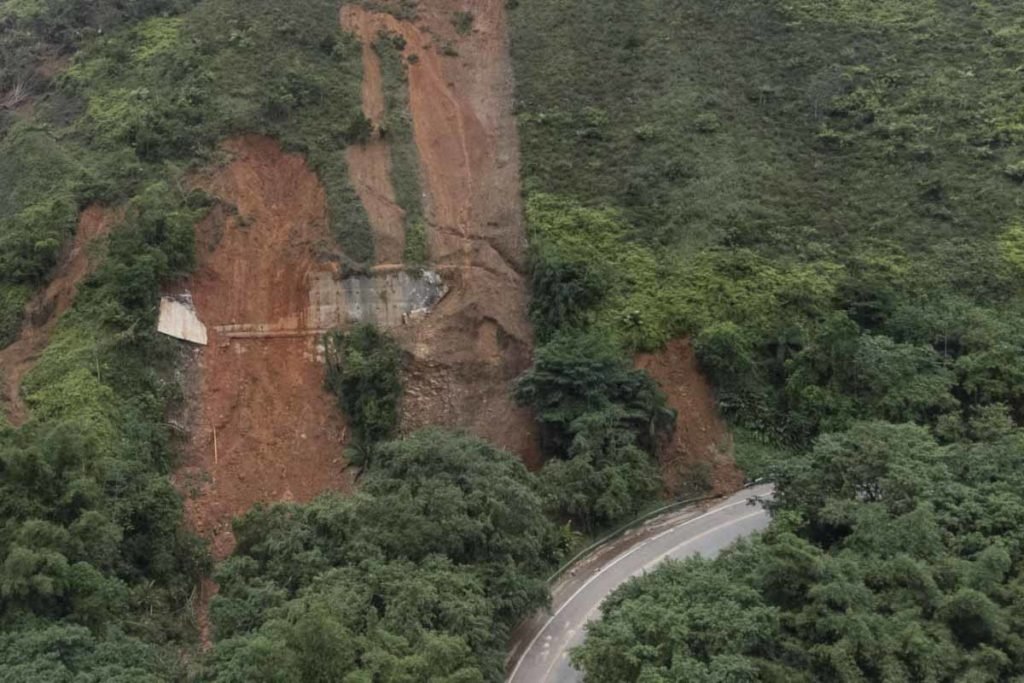 Imagem colorida mostra deslizamento do morro após fortes chuvas em são paulo - Metrópoles