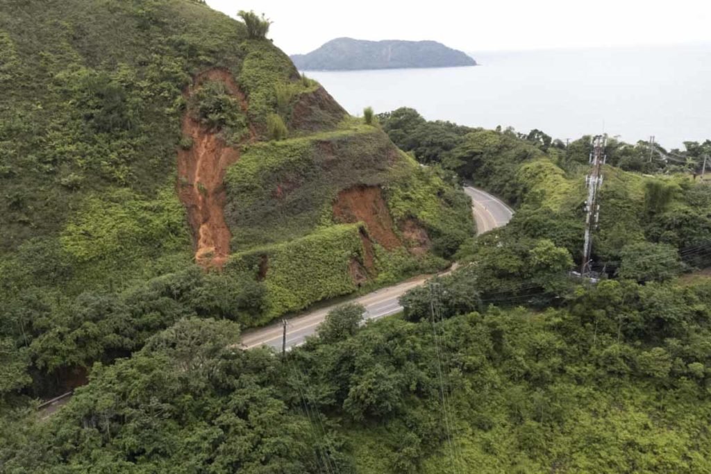 Imagem colorida mostra deslizamento do morro após fortes chuvas em são paulo - Metrópoles