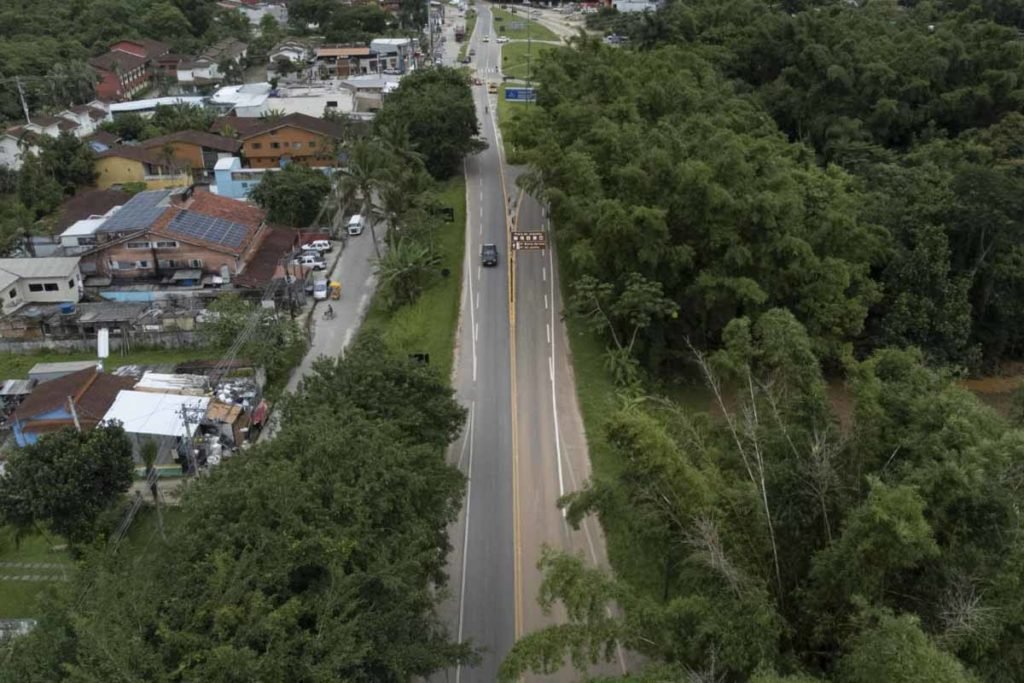 imagem colorida da pista que leva ao litoral de São sebastião - Metrópoles