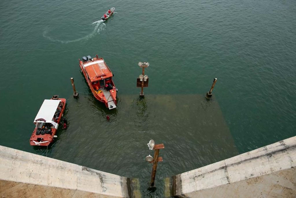 Firefighters look for a 26-year-old boy who fell in a speedboat in Lake Paranoá