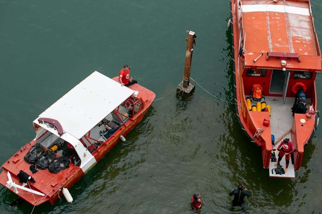 Firefighters search for 26-year-old boy who fell in a speedboat in Lake Paranoá