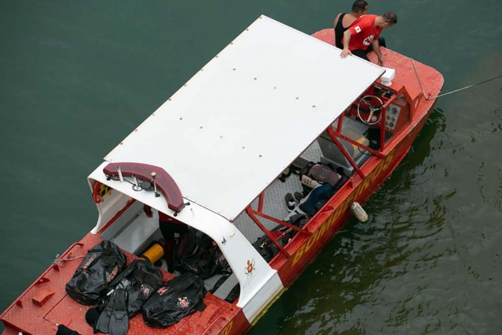 Firefighters search for 26-year-old boy who fell from a speedboat on Lake Paranoá